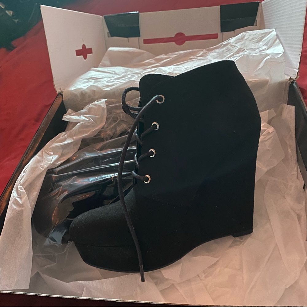 NIB Platform Heel Booties 5